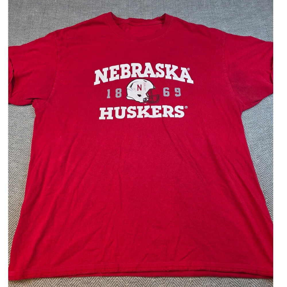 Nebraska Huskers Mens Red Graphic T-Shirt Short Sleeve Football NCAA Size Large